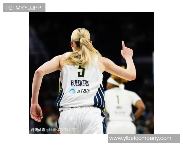 佩奇携女友与队友重返母校共同庆祝NCAA冠军戒指荣耀时刻 佩奇携女友与队友重返母校共同庆祝NCAA冠军戒指荣耀时刻