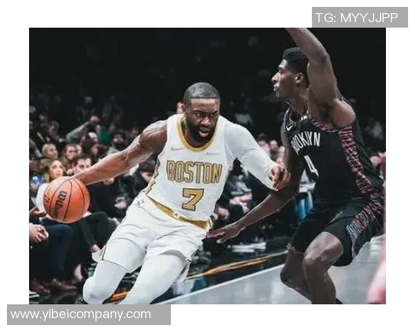 杰伦布朗半场表现出色普理查德助攻频繁两人联手引领球队攻势