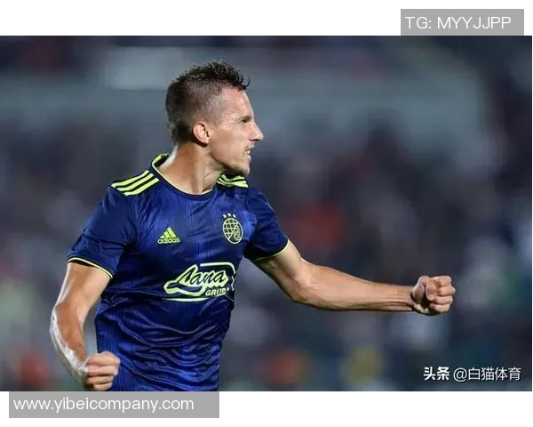 克鲁塞罗中卫布鲁诺入选巴西国家队引发热议上轮联赛刚染红遭争议