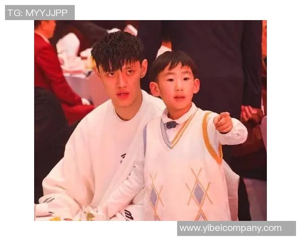 周琦儿子糊糊与曾凡博亲密互动温馨瞬间引发关注